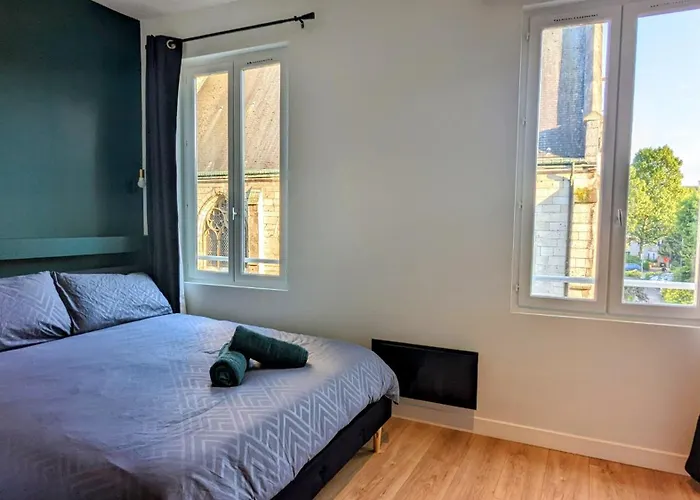 La Fleche Saint Vivien: Hypercentre & Cathedrale *